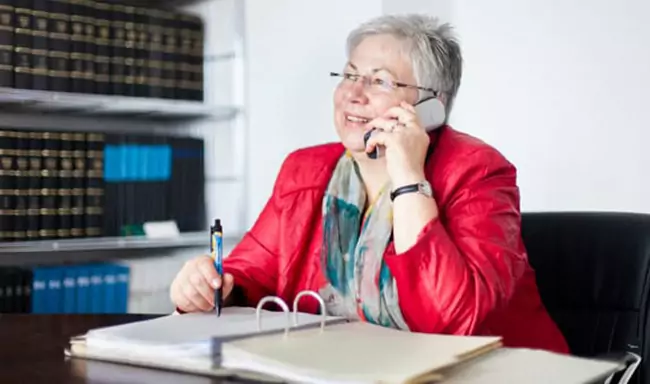 steuerberaterin-am-telefon